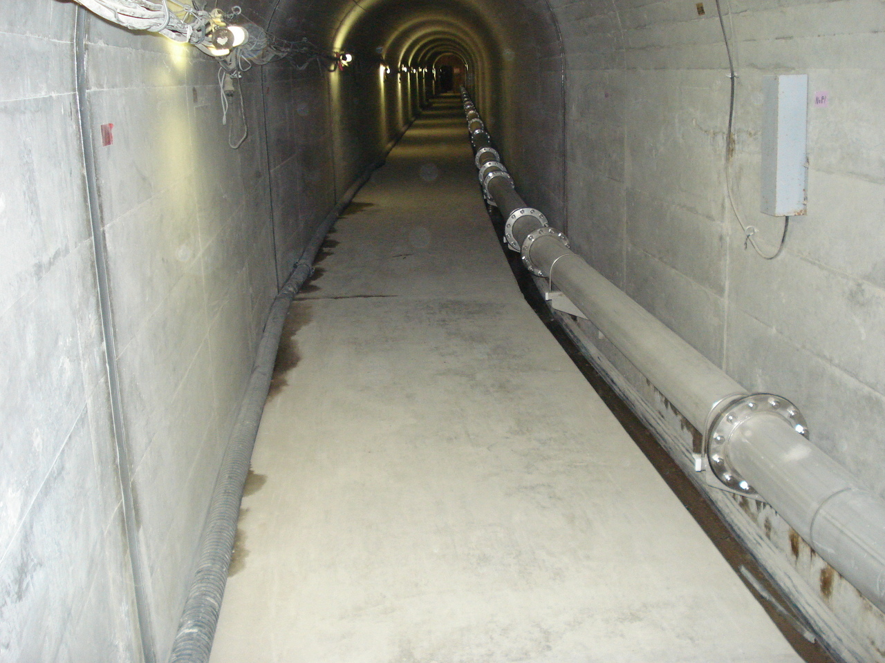 東北地方整備局　森吉山ダム堤内排水設備新設工事　圧送管SUS製配管400m